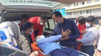 এয়ার এ্যাম্বুলেন্সে ঢাকায় নেওয়া হল সাংবাদিক বিষ্ণু প্রসাদ চক্রবর্তীকে এয়ার এ্যাম্বুলেন্সে ঢাকায় নেওয়া হল সাংবাদিক বিষ্ণু প্রসাদ চক্রবর্তীকে